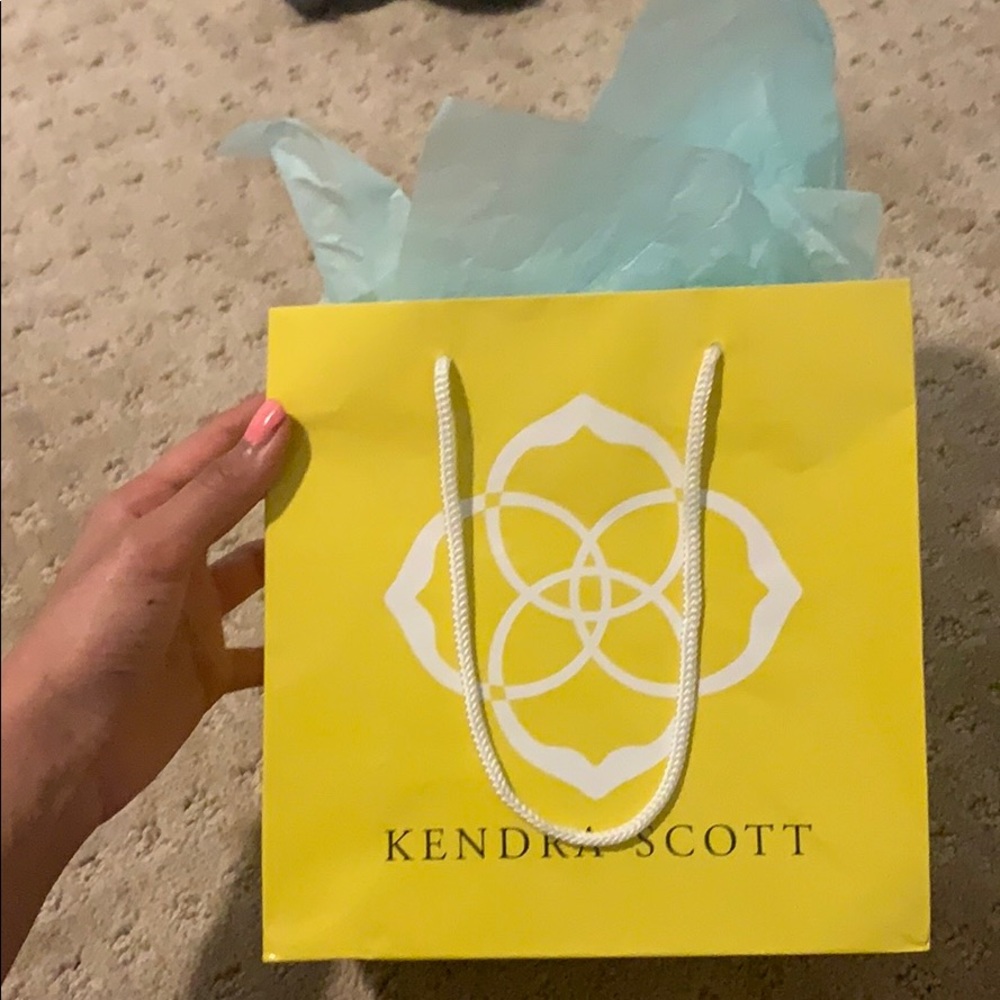 Kendra Scott gift bag and tissue